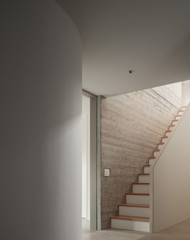 階段まわり
白い塗装とRCの打放しの仕上げ
やわらかい色合いとゆるやかな曲線の壁
木の架構とフラットな白い天井
様々な仕上げを使って表情のある空間を作り出しています。

#山田伸彦建築設計事務所 #設計事務所 #建築 #建築デザイン #家づくり #住宅デザイン #家具デザイン #マイホーム #マイホーム計画 #ビンテージマンション #築50年 #集合住宅 #暮らしのアイデア #空間 #leklintlampe #leklint #デザイナーズ #ビンテージマンション #マンションリノベ #東京建築家 #建築家とつくる #建築家と建てる家 #模様替え計画 #木架構 #宮崎 #二拠点 #二地域居住 #RC造 #階段