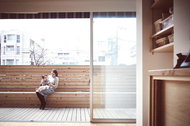 橘通りの家(リノベーション)

東京は暑かったり寒かったり
宮崎は安定しているのでしょうか

ウッドデッキでのんびり
秋を楽しむ

床は無垢のヒノキフローリング
壁は漆喰で

空気が気持ち良く
美しく風合いの出る自然素材を使用したリノベーションとなりました

HPにはBeforeの写真もありますので
変化を感じてみてください
@n_yamada.architects

#山田伸彦建築設計事務所 #建築 #東京 #宮崎 #2拠点 #住宅設計 #注文住宅 #マイホーム #リノベーション #店舗設計 #保育園設計 #家づくり #家づくりアイディア #家づくり計画 #インテリアデザイン #空間デザイン #大きい窓 #ヒノキ無垢 #木のぬくもり #子育ての家 #ウッドデッキ #畳  #architecture #tokyo #miyazaki #houseplan #心おだやか #おうち時間 #秋のかぜ