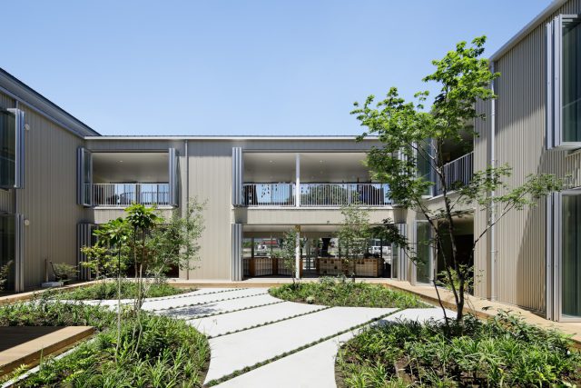 もうすぐ新緑の時期になりますね。
木々が芽吹いて緑の色が際立ちます。緑のあるお庭や、いろいろな種類の植物たちが植っていると空間に色が出てきますね。

photo:Nacasa&Partners 金子美由紀

#山田伸彦建築設計事務所 #設計事務所 #建築 #建築デザイン #家づくり #住宅デザイン #シンプルな暮らし #マイホーム #ディテール #住まい #生活 #アイデア #暮らしのアイデア #中庭のある #リビング #ダイニング #キッチン #新築 #注文住宅 #アウトドア#建築デザイナー #建築家 #建築家とつくる #住宅設計 #東京 #宮崎 #二拠点
